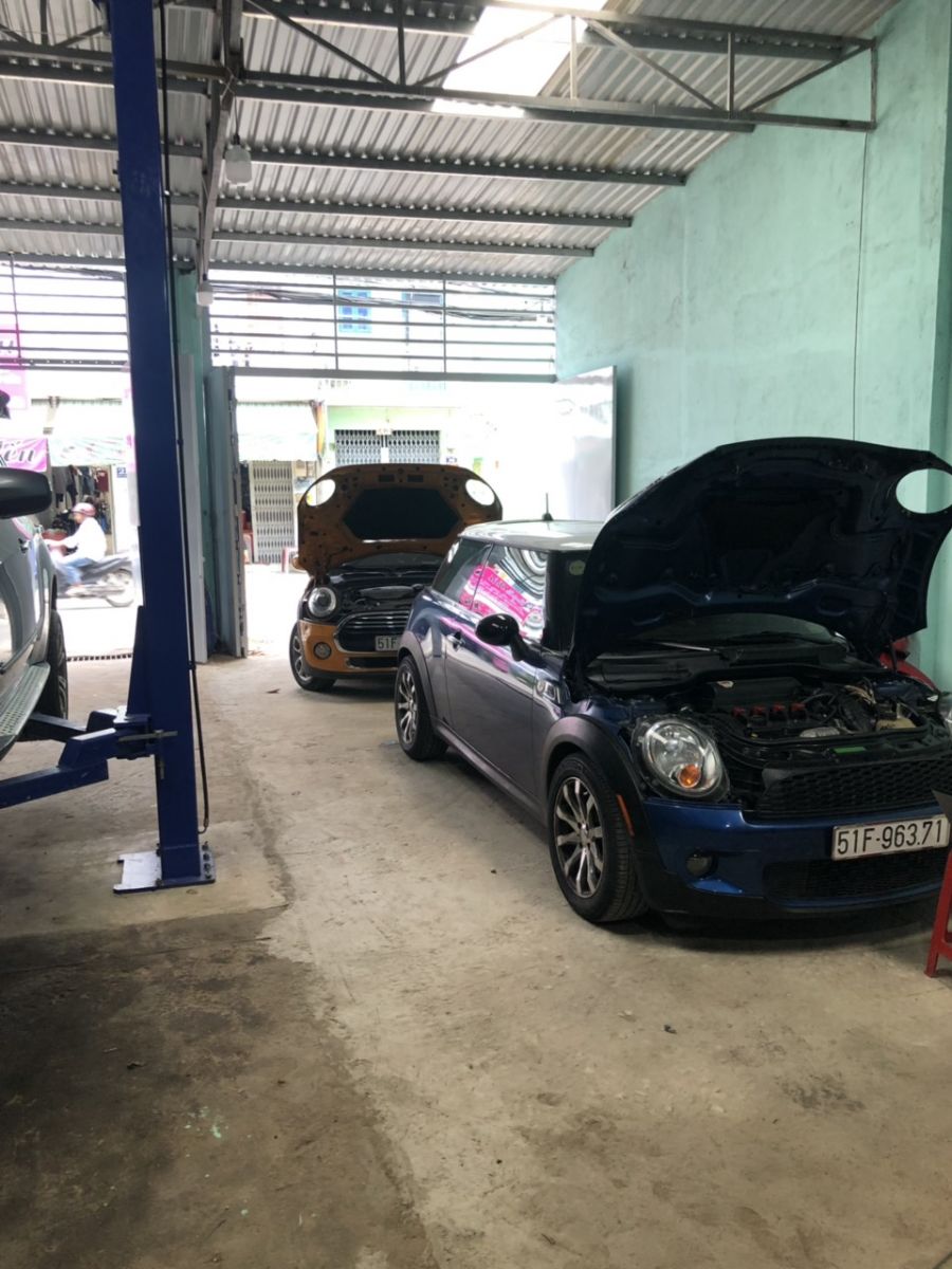 Garage chuyên sửa chữa ô tô